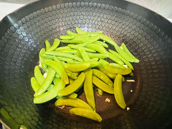 待爆香蒜味飄出，即可放入甜豆拌炒