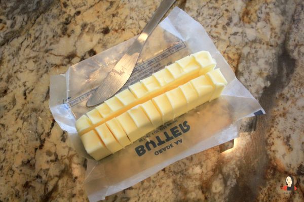 準備食材，奶油乳酪室溫放軟，雞蛋放至室溫，奶油切小塊備用