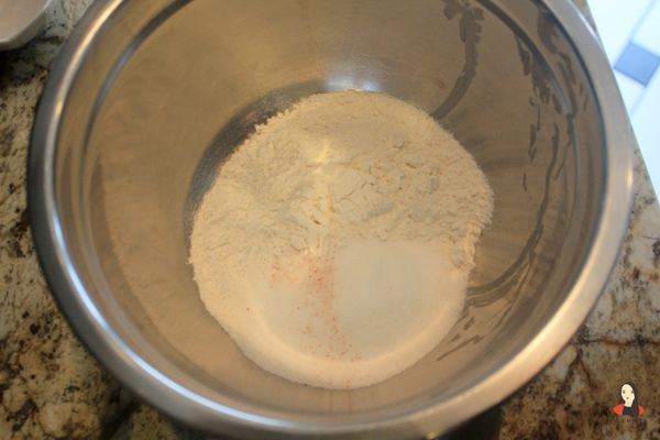 先做餅乾底，將麵粉、糖、鹽放入攪拌盆