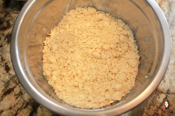 用酥皮切刀切拌到呈現細砂狀