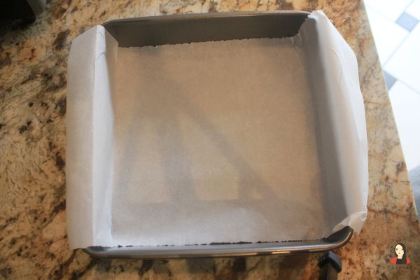 烤箱預熱350℉/ 180℃，烤模中鋪上烘焙紙