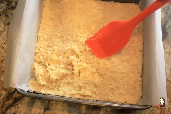 把餅乾舖平、壓緊