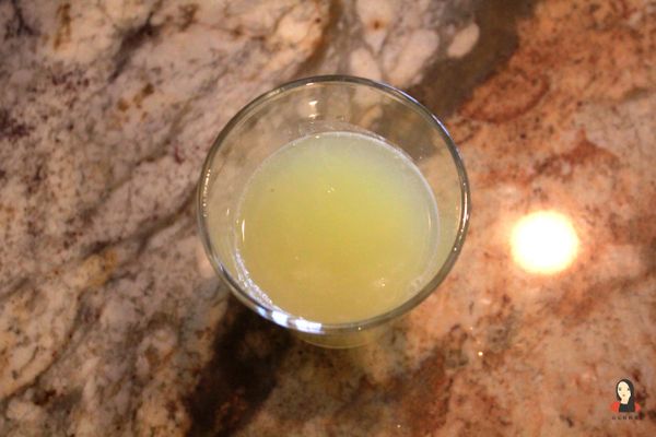 接著做內餡，先將檸檬榨汁備用