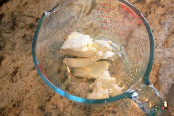 將已軟化的奶油乳酪放入攪拌盆中