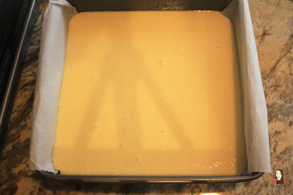 將內餡倒入烤模中，畫一畫表面將氣泡戳破