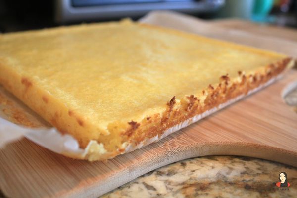 取出後提著多出來的烘焙紙脫模