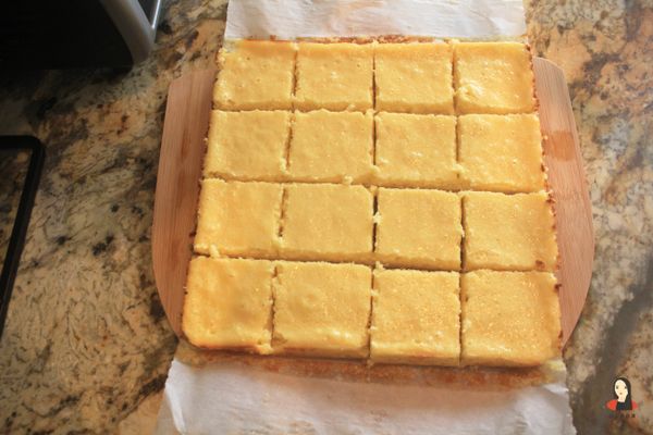 切成4*4的方塊

講究一點的話刀子先泡過熱水再切會比較平整，並且每切一刀都要將刀子抹乾淨。