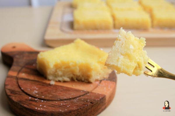 開吃！因為內餡放了奶油乳酪，這款檸檬方方吃起來會比檸檬塔更濃郁。