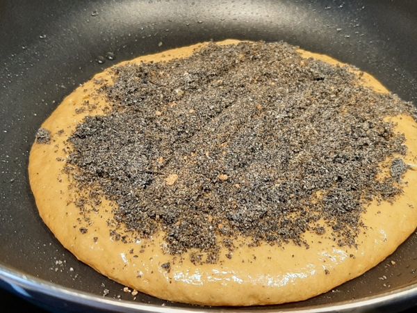 3-4分後，麵糊出現許多氣泡，灑上適量芝麻糖， 稍微翻看是否已呈現金黃