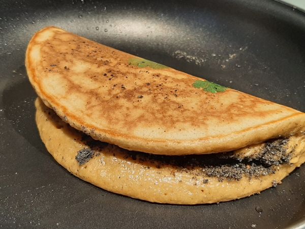 用鍋鏟折一半，可稍微用手輔助，盛盤切塊即可享用。