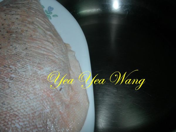 起鍋放入2大匙油燒熱後將紅條魚片放入以中小慢煎至兩面金黃