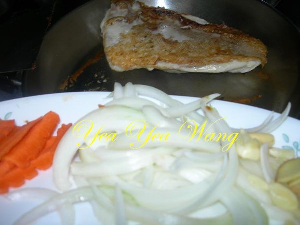 再將洋蔥絲.紅蘿蔔片.蒜片.薑片放入同鍋中爆香