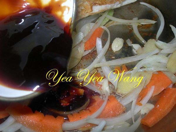 加入[調味料]悶煮約15-20min待魚吸附湯汁即可