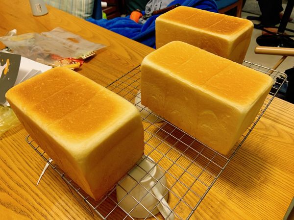 烤吐司嘍：
1. 190°C烤38-45mins（我三條吐司要烤45mins！）
2. 時間到用噴壺噴吐司模，如果水分直接不見了、壓表面會回彈就是烤熟了~
3. 取出震一兩下，倒出吐司，放涼就可以享用啦！