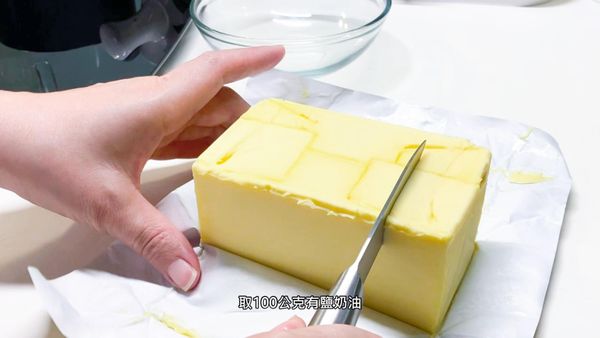 取100公克有鹽奶油靜置室溫軟化
Take 100 grams of salted butter and let it stand at room temperature to soften