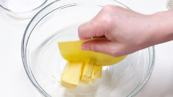 用刮板或刮刀，將奶油切成小塊
Using a spatula or spatula, break the cream into small pieces