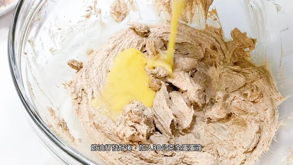 加入30公克全蛋蛋液，每次加入都要攪拌到完全乳化
Add 30 grams of whole egg liquid, stir until fully emulsified after each addition