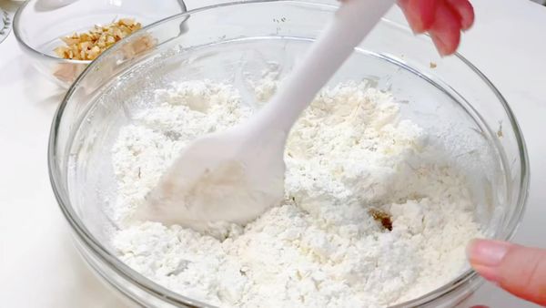 用一邊轉動攪拌盆，一邊切拌的手法，混合麵粉與奶油到看不到麵粉
While turning the mixing bowl, cut and mix, mix the flour and cream until you can't see the flour