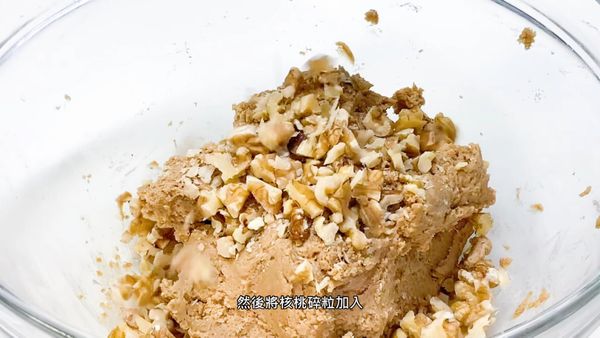 將核桃碎粒加入
Add chopped walnuts