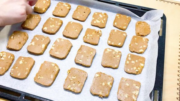 切割好的麵團，平均鋪放在烤盤上
Cut the dough and spread it evenly on the baking sheet
