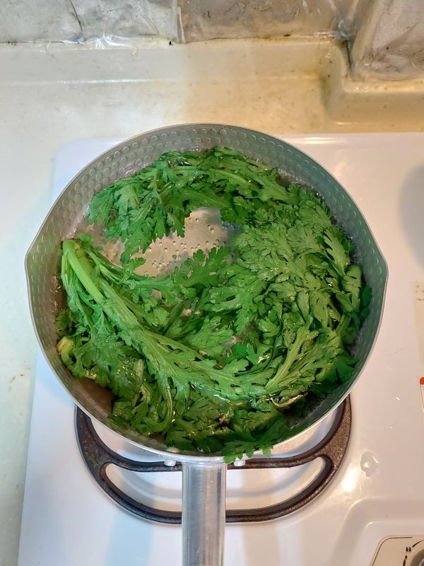 山茼蒿水滾下鍋，汆燙2分鐘