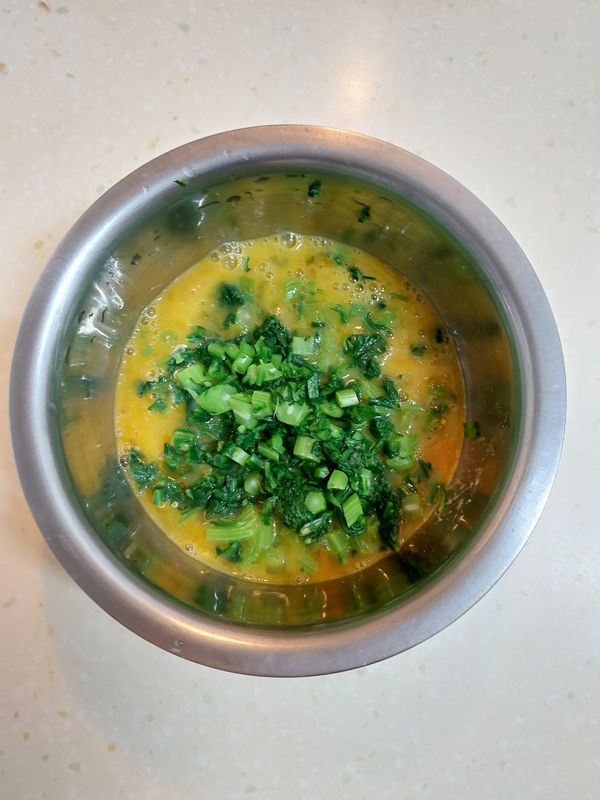 雞蛋加鹽、味精、胡椒調勻，加入山茼蒿