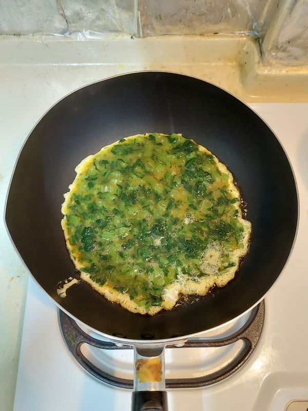 熱鍋熱油，加入蛋液