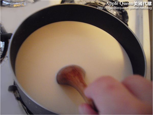 準備一個鍋子和湯匙然後把全脂鮮奶+鮮奶油放到鍋中開小火之後放入半杯白細砂糖,煮的時候要用湯匙不停的輕輕畫圓圈方式攪拌均勻,尤其是白砂糖要確定不要沉鍋底燒焦並且完全融化這時候可以加兩滴香草精還是一樣輕輕地攪拌增加香氣