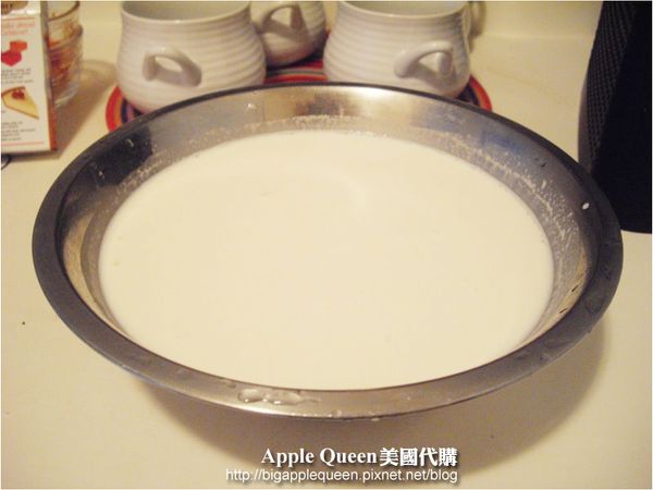 熄火將煮好的備料倒入另一個鍋子靜置約五分鐘然後加入1.5茶匙的吉利丁粉快速攪拌一直到吉利丁粉完全融化