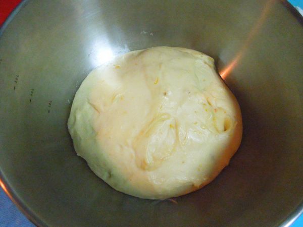 發酵
將麵糰整成圓球狀，放入抹油的盆中，蓋上濕布，等候4小時(或冰箱冷藏過夜)，直到發酵變大成兩倍。