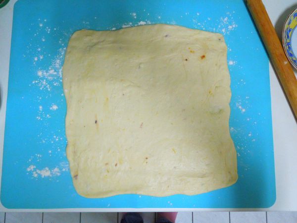 擀捲
麵團排氣，擀成略長的方形