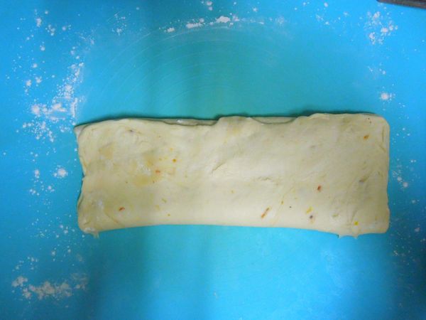 擀捲
繼續將麵糰的另 1/3折起覆蓋上。