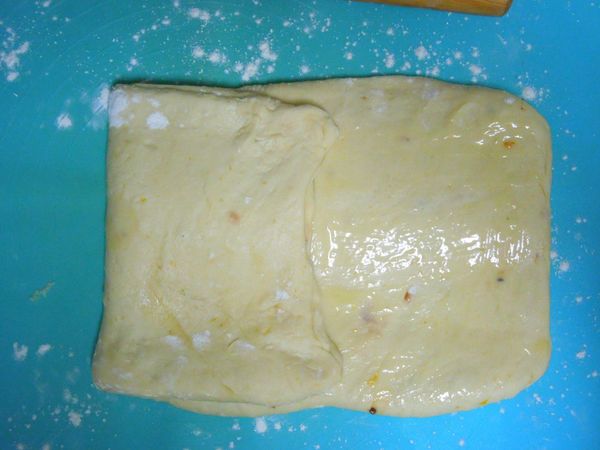 擀捲
將長方形麵糰擀成正方形。
重複刷奶油及摺疊1/3的步驟