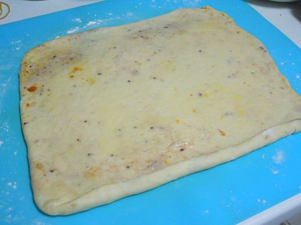 擀捲
再次擀成方形(邊長30公分)
從靠近自己的一邊將麵糰捲成圓柱狀，將麵糰接縫處密合。