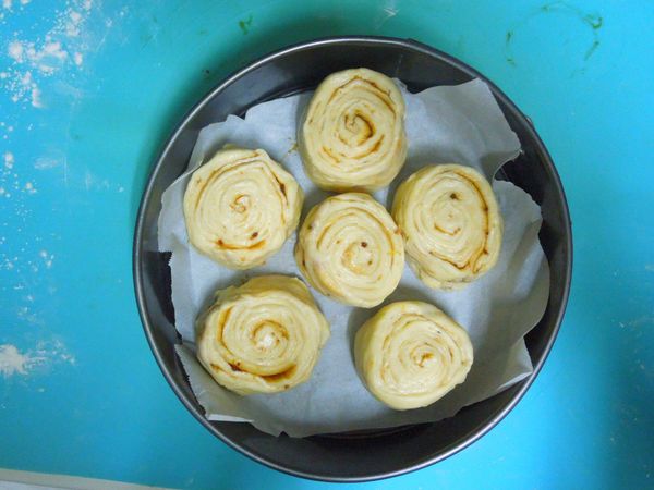 發酵
將麵糰漩渦面向上，放入墊烘焙紙的8吋彈簧烤模中。
沒有彈簧烤模或只有方盤，要先將烤模抹奶油灑粉防沾。