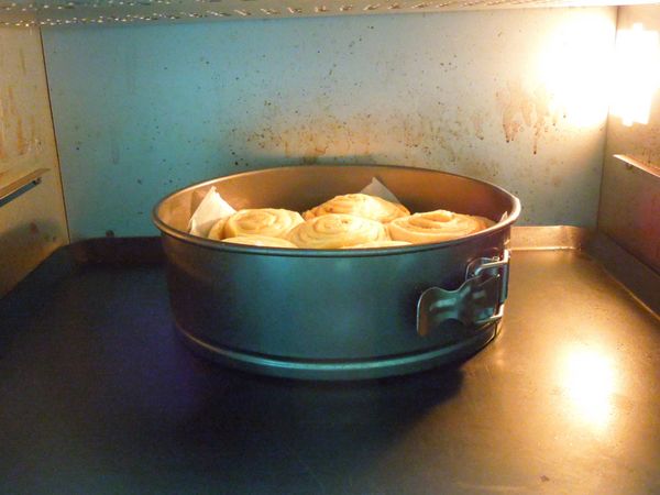 烘焙
烤箱以上下火攝氏180度烤35分鐘左右，第25分鐘時將烤盤往中間層移，使表面上色。
注意！要顧爐。