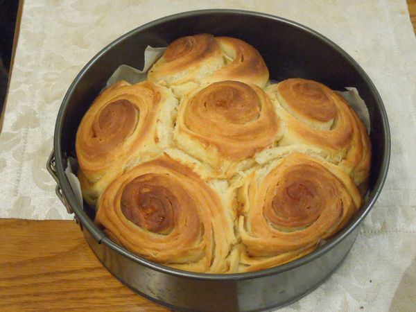 出爐
時間到，見奶油捲表面金黃，即出爐。
鬆開彈簧烤模，避免側面持續加熱變焦。