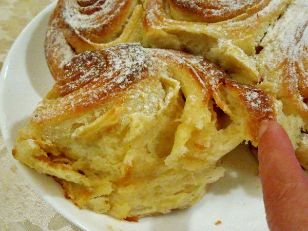 一層一層如花心般的細緻紋理，輕輕一撕，飄散出濃郁奶香，是下午茶最佳選擇，也是宵夜時的萬惡菜單。
不管了，適量吃一點美味的點心，有益身心。