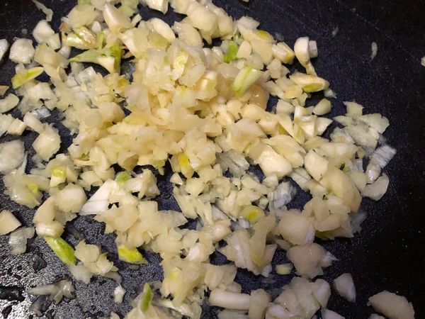 蒜去皮切成蒜末