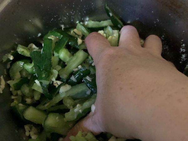 試吃入味，加入香油，即可裝盤，附上保鮮膜，放入冰箱，要吃飯的時候就可以吃囉⋯⋯