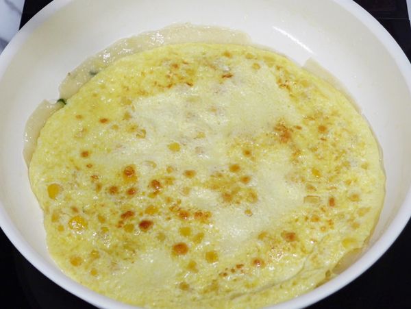 蛋熟後，即可翻面