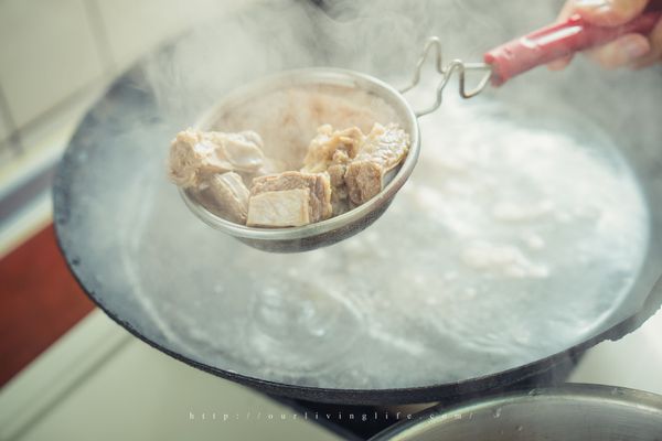 冷水下鍋燙牛肉，浮出血沫後將牛肉撈起來洗淨