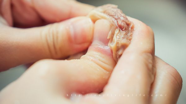 把牛肉裡面的血水擠出來。