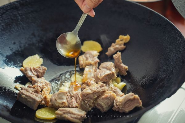 起油鍋，加入薑、蒜爆香後加入牛肉，再加一點麻油炒香。