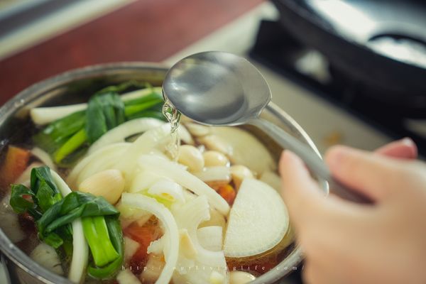 另起一個鍋，將炒好的牛肉放進去，加入香料包、蕃茄、洋蔥、蔥結、蒜和米酒。