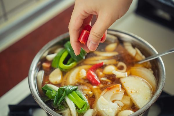 喜歡辣的人就加入辣椒。(因為料有一點多，小鍋放不下，下面換大鍋煮)