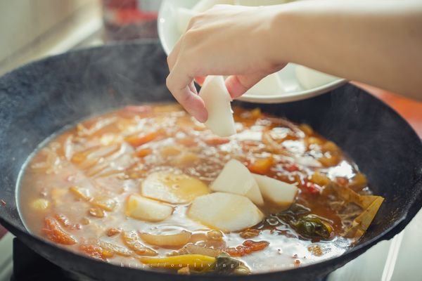 等牛肉煮到爛，開始放根莖類，先放白蘿蔔下去煮，如果你喜歡紅蘿蔔，大概在煮白蘿蔔後15分放進去煮，但我不喜歡：)