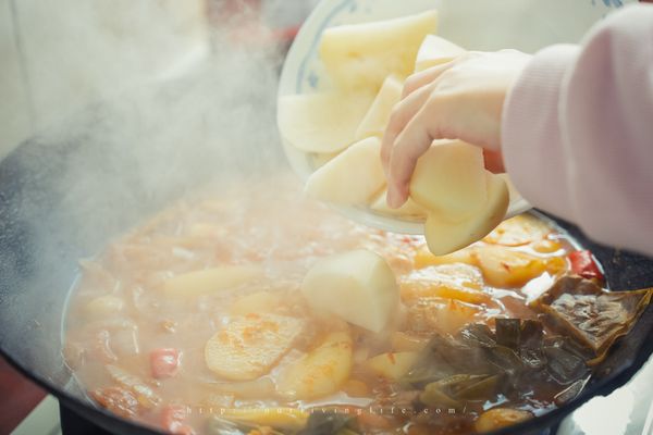 紅蘿蔔煮約15分鐘，再加入馬鈴薯進去。(也就是白蘿蔔煮三十分鐘後進去)