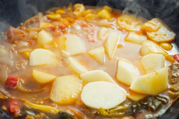 馬鈴薯放進去後，等到湯滾後立刻關火悶三十分鐘，即完成牛肉湯。