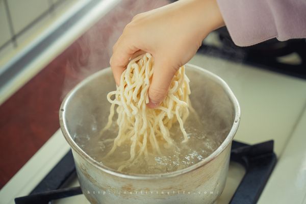 選擇粗一點的麵條比較有嚼勁。